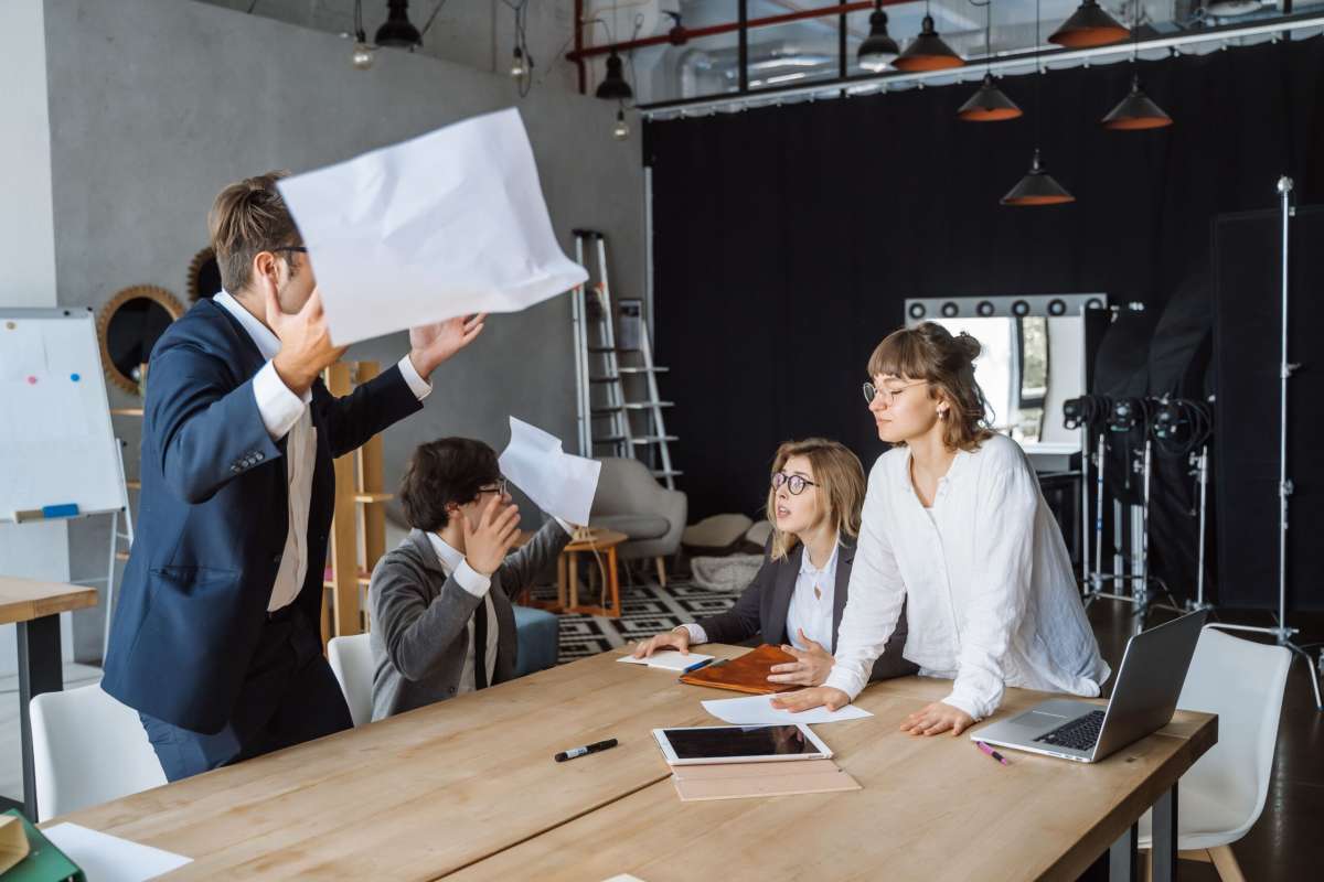 Quelles différences entre le harcèlement moral et le management autoritaire ?